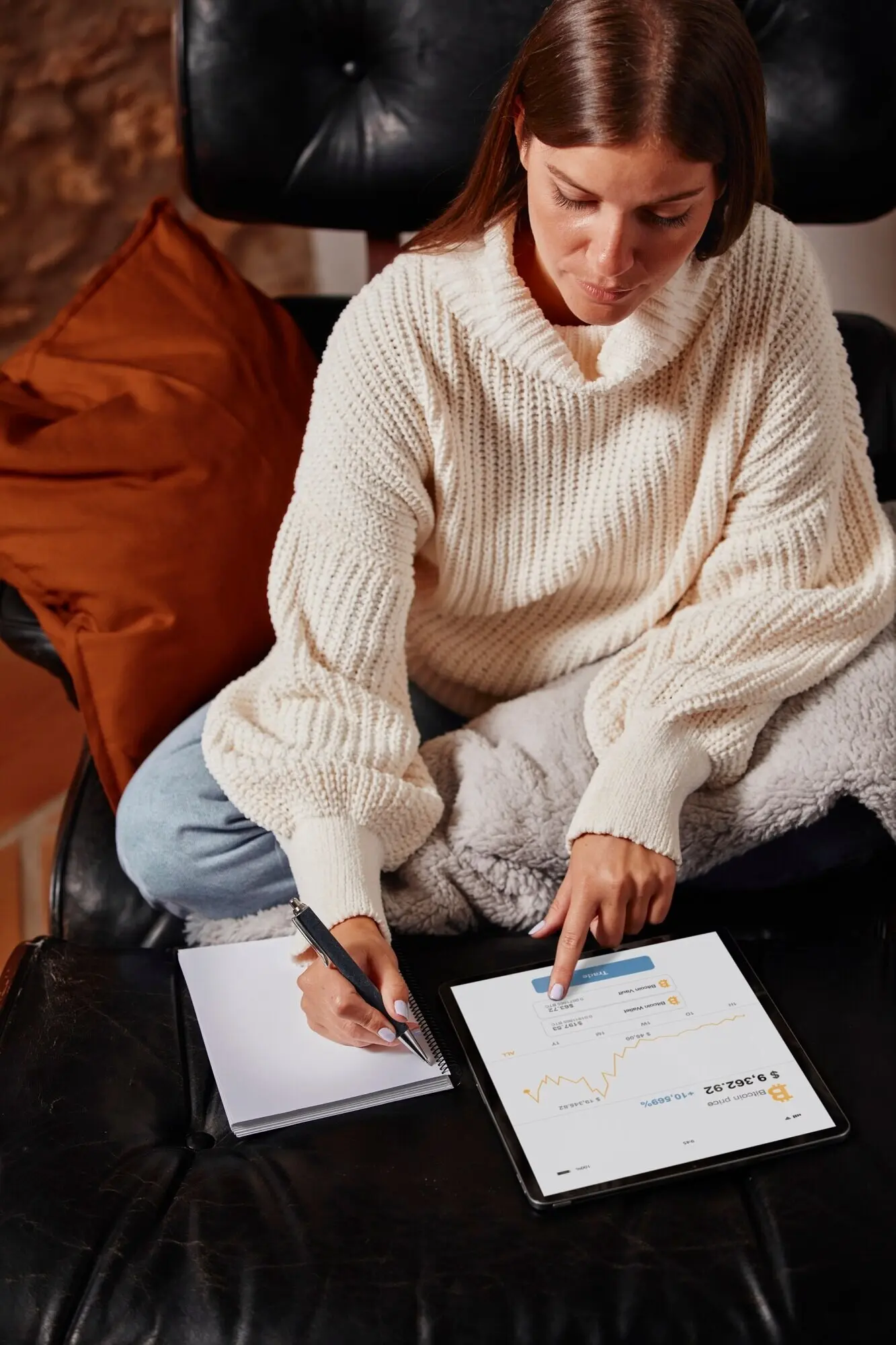 Junge Frau arbeitet von zu Hause aus