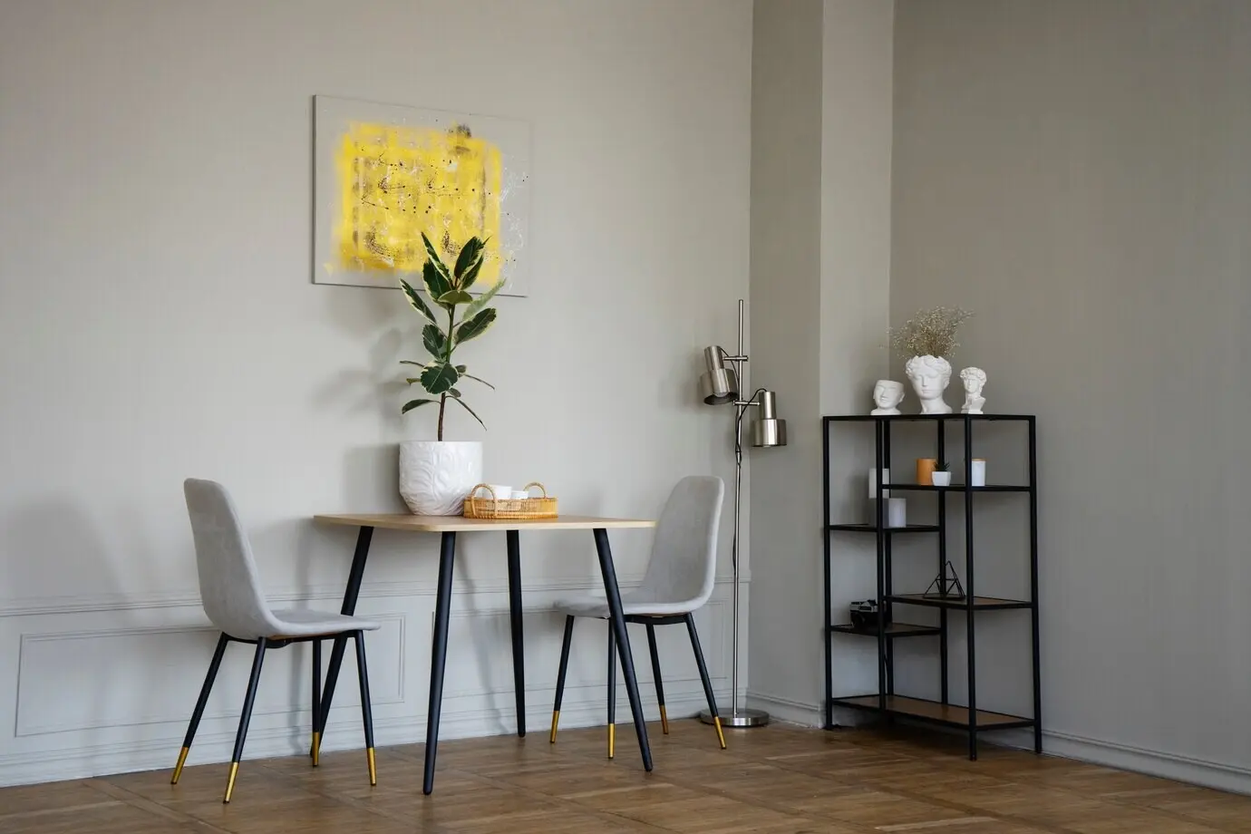 Innenraumdekoration mit Topfpflanze und Tisch